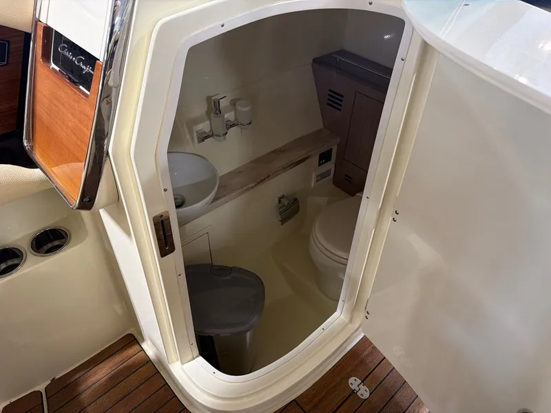 Slide: The Image of Chris-Craft Launch 35 GT 2020 - 12