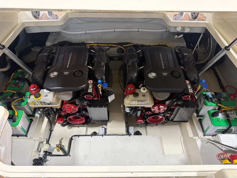 Slide: The Image of Chris-Craft Launch 35 GT 2020 - 19