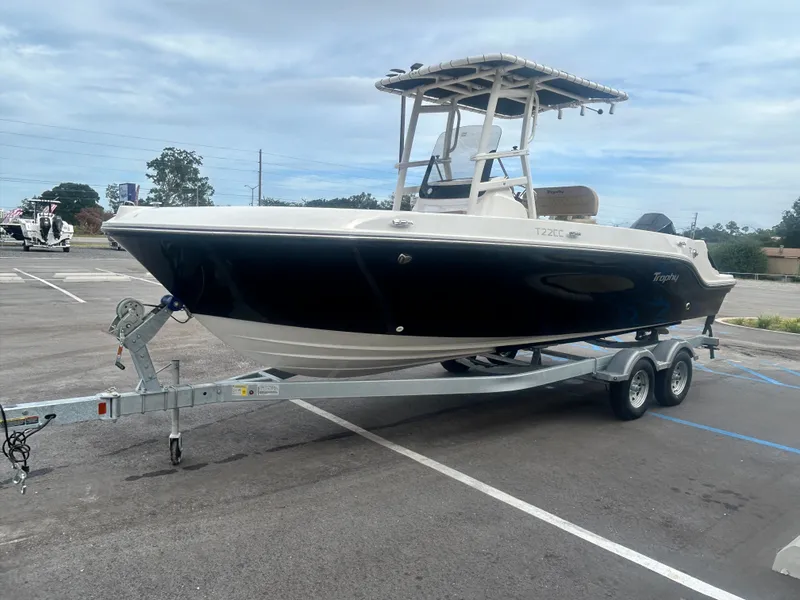 Slide: The Image of Bayliner Trophy 22CC 2026 - 9