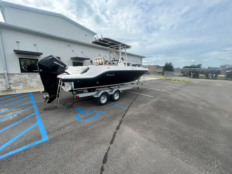 Slide: The Image of Bayliner Trophy T22CC 2026 - 3