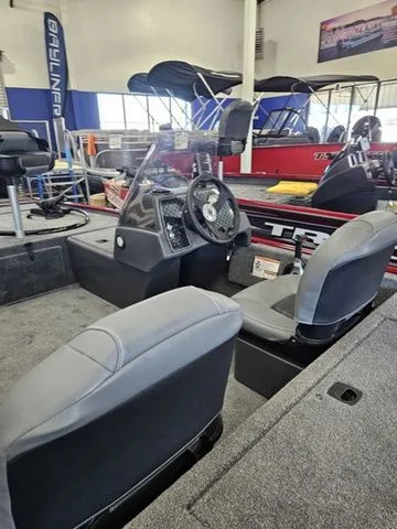 Slide: The Image of Tracker Bass Tracker Classic XL 2026 - 5