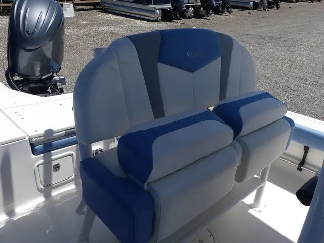 Slide: The Image of Robalo 226 Cayman 2023 - 17