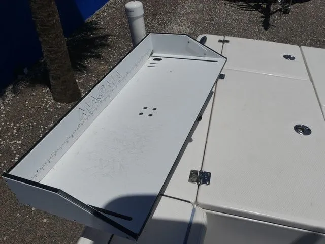 Slide: The Image of Robalo 226 Cayman 2023 - 25