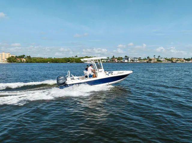 Slide: The Image of Robalo 226 Cayman 2023 - 7