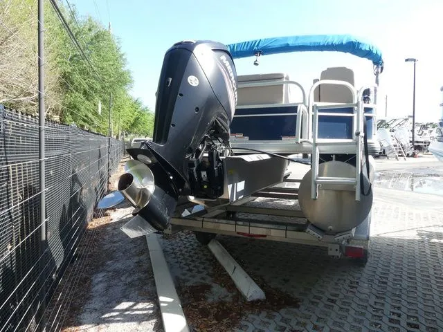 Slide: The Image of Sun Tracker Party Barge 20 DLX 2019 - 3