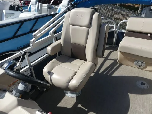 Slide: The Image of Sun Tracker Party Barge 20 DLX 2019 - 8