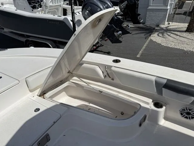 Slide: The Image of Robalo 246 Cayman 2023 - 11