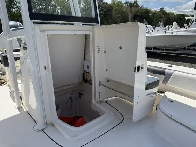 Slide: The Image of Robalo 246 Cayman 2023 - 12