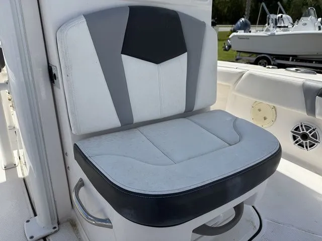 Slide: The Image of Robalo 246 Cayman 2023 - 14