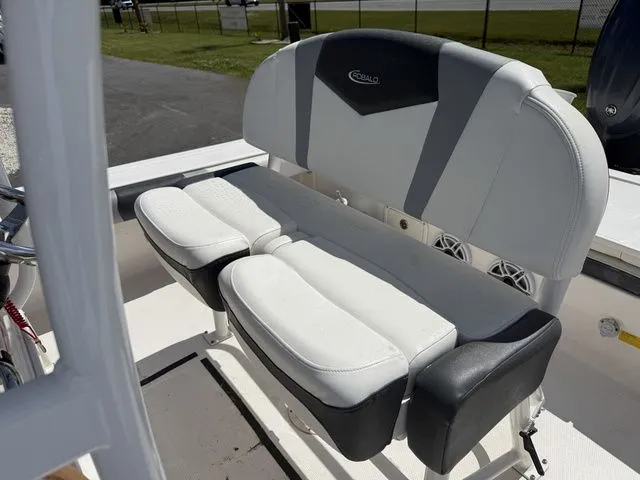 Slide: The Image of Robalo 246 Cayman 2023 - 16