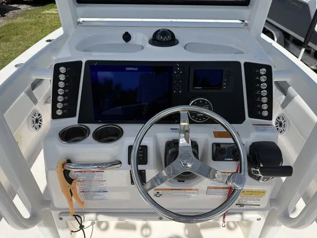 Slide: The Image of Robalo 246 Cayman 2023 - 17