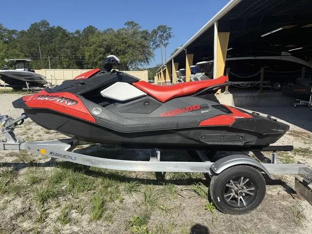 Slide: The Image of Sea-Doo Spark 3-Up Rotax 900 HO ACE Ibr & Convenience Pkg 2016 - 4