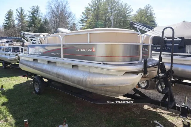 The Image of Sun Tracker Party Barge 18 DLX 2018 - 1