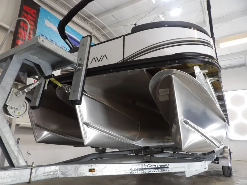 Slide: The Image of Avalon LSZ Versatile Rear Bench - 23' 2025 - 5