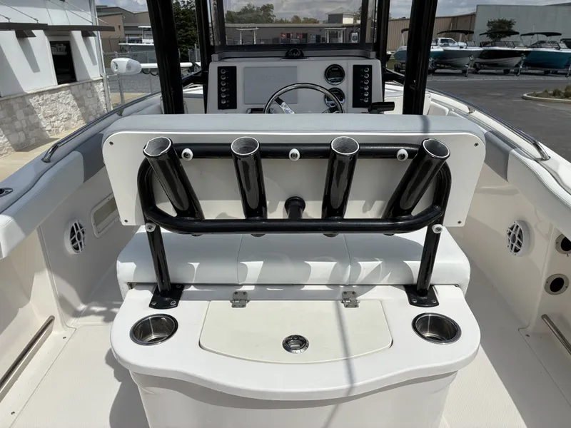 Slide: The Image of Robalo R222 2021 - 10