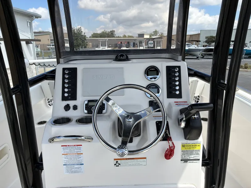 Slide: The Image of Robalo R222 2021 - 11