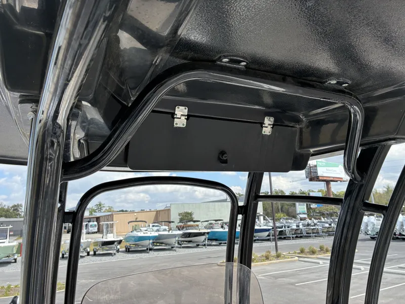 Slide: The Image of Robalo R222 2021 - 16