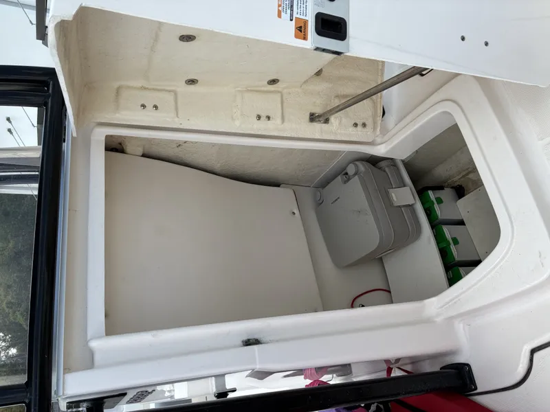 Slide: The Image of Robalo R222 2021 - 20