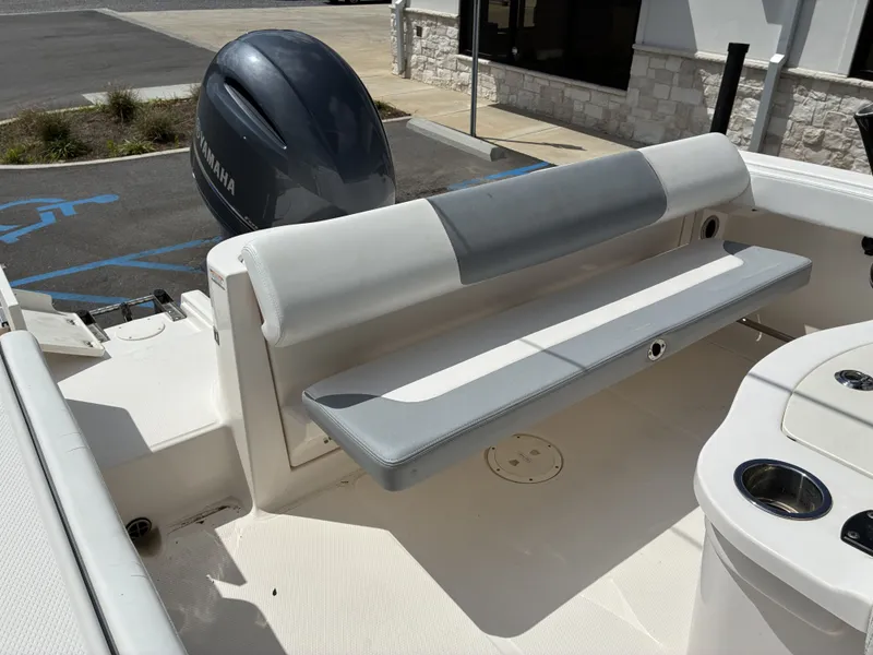 Slide: The Image of Robalo R222 2021 - 7