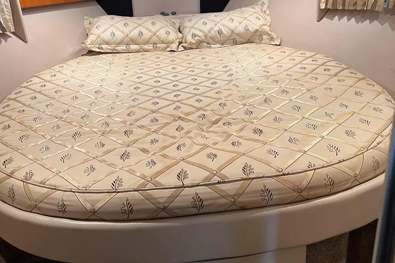 Slide: The Image of Round bed in 2001 Formula 41 Performance Cruiser. - 49