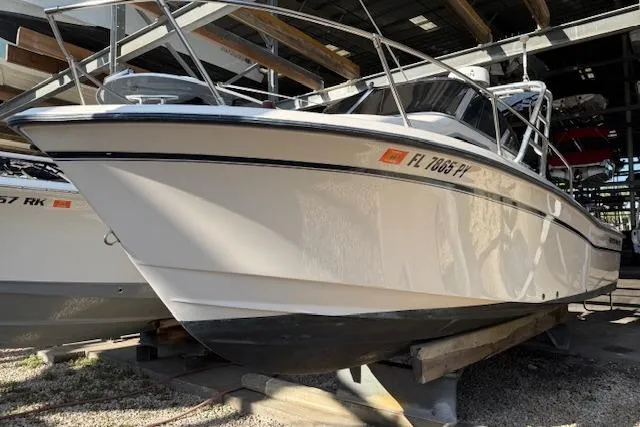 The Image of Grady-White Seafarer 22 boat, 2000 model, docked with Yamaha outboard motor. - 0