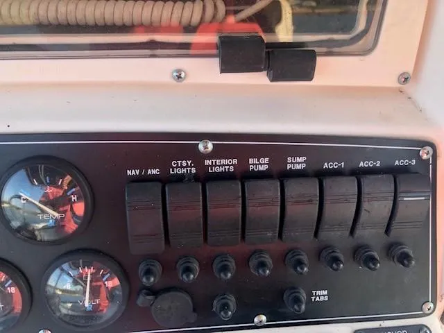 Slide: The Image of Dashboard of a 1999 Boston Whaler Outrage 26 boat. - 20