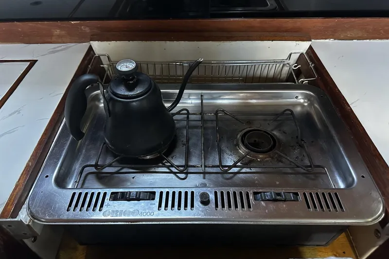 Slide: The Image of Stainless steel stove with black kettle on Pearson 424, 1981 model. - 19