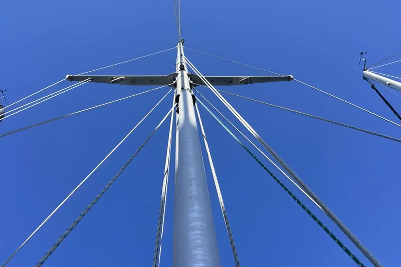 Slide: The Image of Mast and rigging of 1981 Pearson 424 sailboat against clear blue sky. - 42