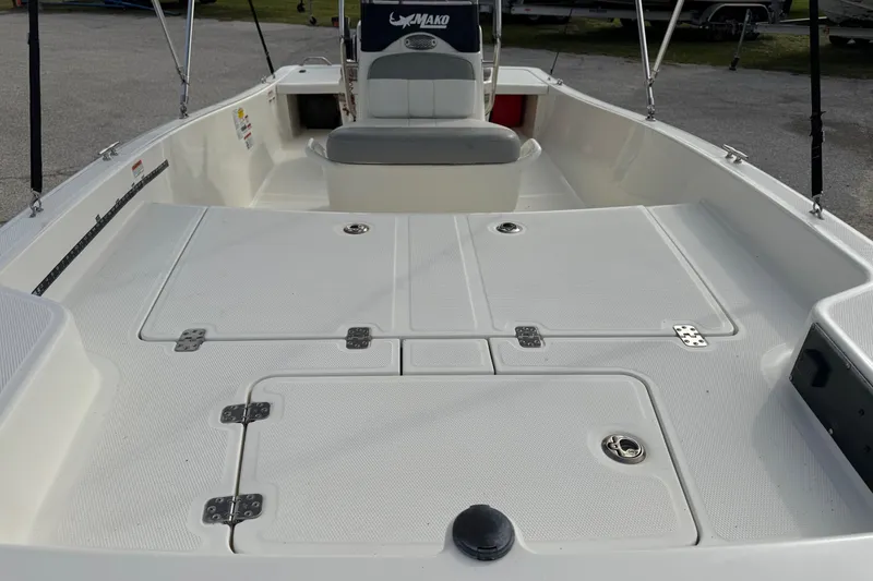 Slide: The Image of 2022 Mako Pro Skiff 15 CC boat interior with spacious deck and seating. - 8
