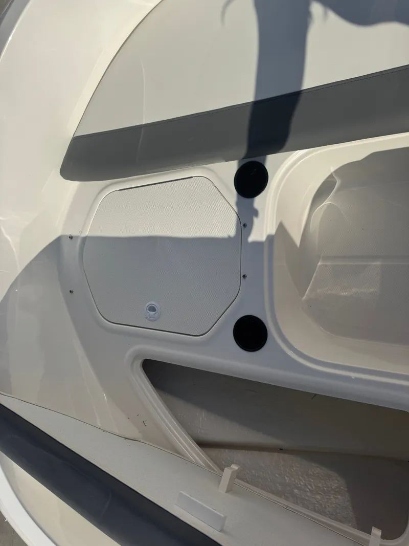 Slide: The Image of Bayliner E16LE 2025 - 16