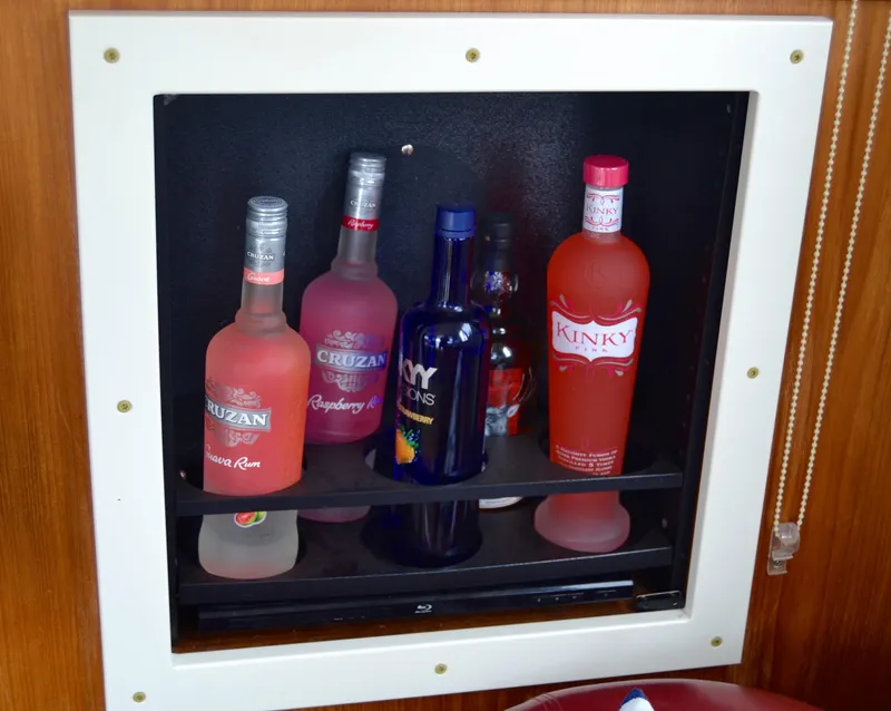 Slide: The Image of Beverage bottles in shelf on 1994 Carver 370 Voyager. - 16