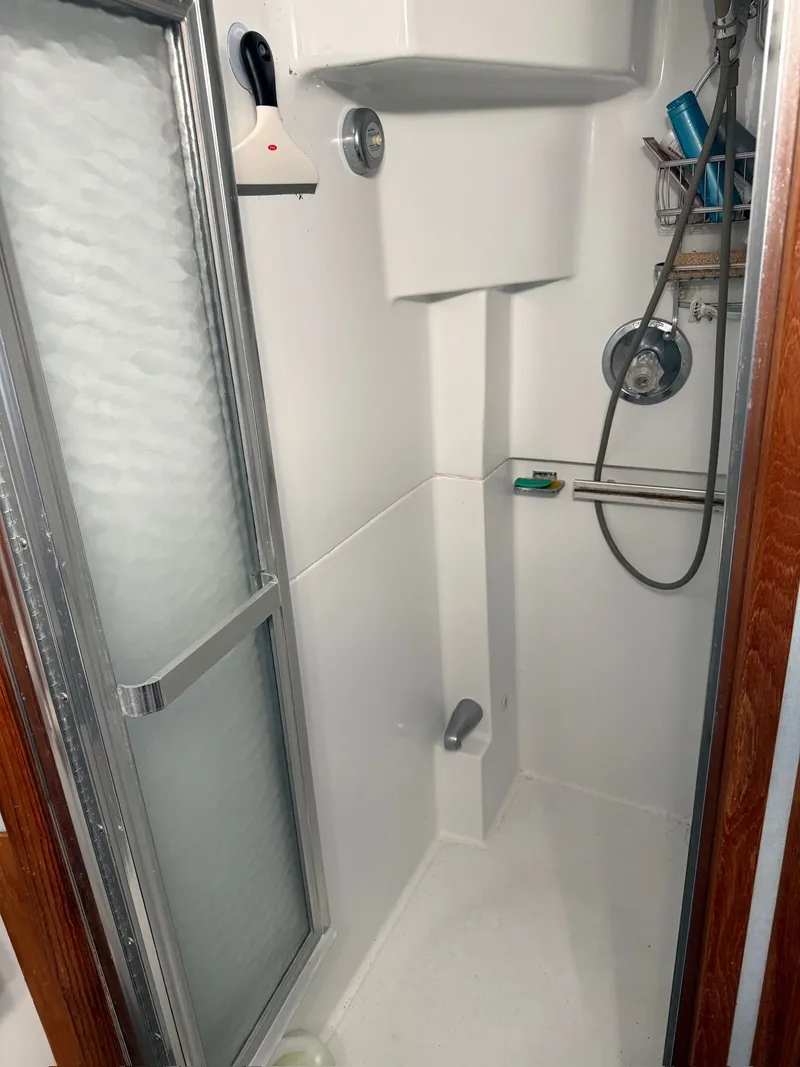 Slide: The Image of Shower cabin in a 1988 Sea Ray 415 Aft Cabin yacht. - 30