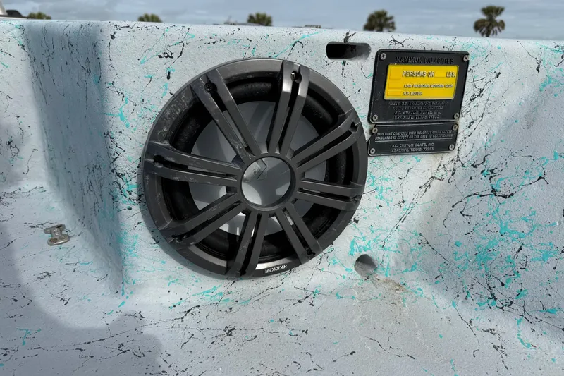 Slide: The Image of Speaker and capacity label on 2018 Haynie 25' Magnum boat with speckled design. - 25