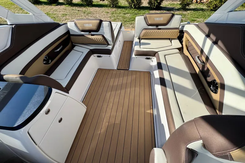 Slide: The Image of Interior of 2022 Yamaha Boats 275SD, featuring luxurious seating and sleek design. - 22