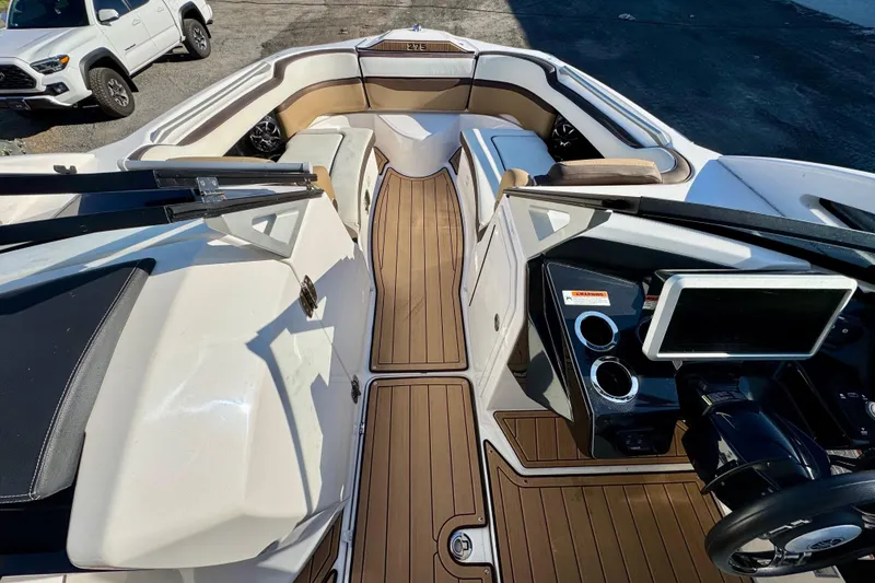 Slide: The Image of 2022 Yamaha Boats 275SD interior with sleek design, spacious seating, and modern dashboard. - 27