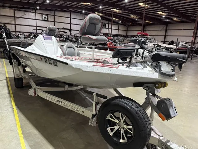 Slide: The Image of Xpress X18 PFC W/Yamaha 115 "SHO" 2020 - 3