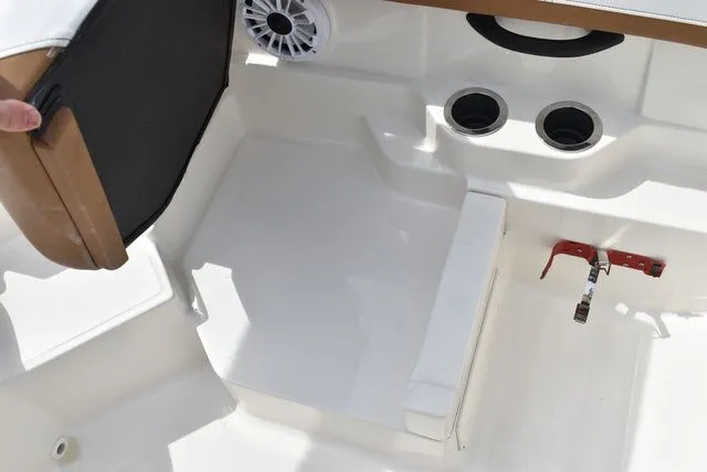 Slide: The Image of Sea Ray SPX 190 Outboard 2018 - 32