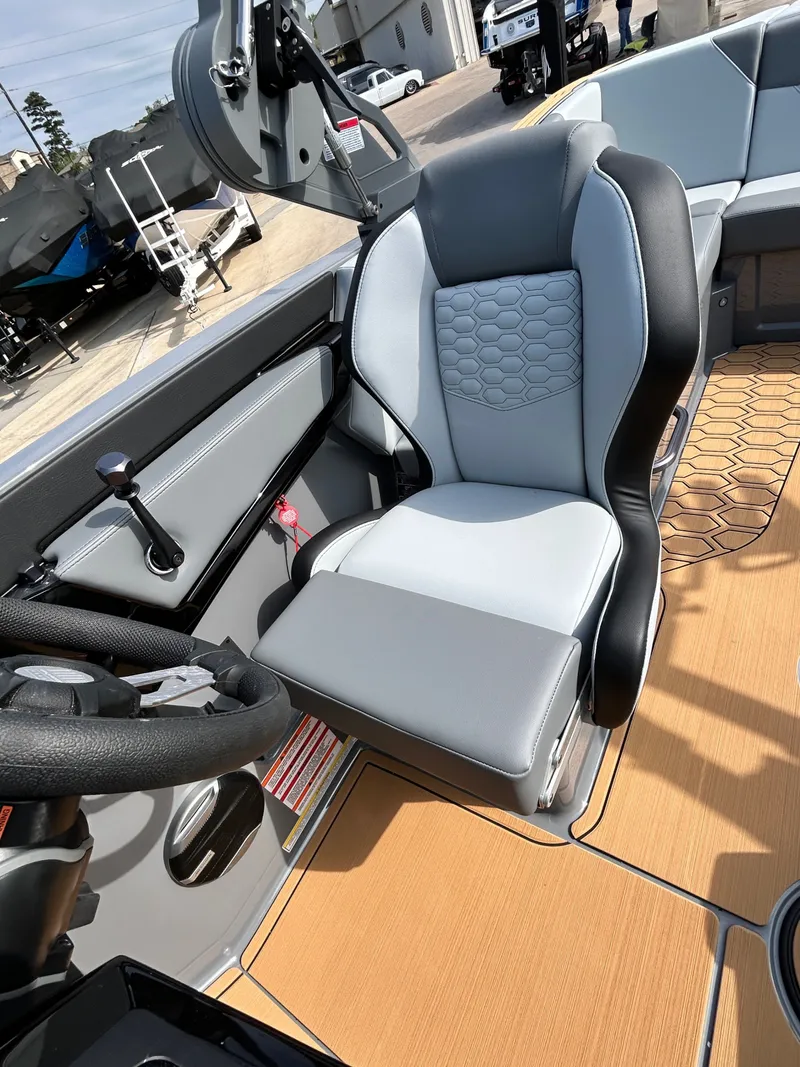 Slide: The Image of MasterCraft NXT22 2026 - 25