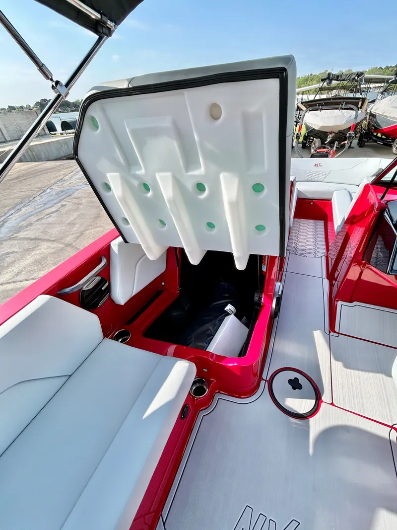 Slide: The Image of MasterCraft NXT24 2026 - 32