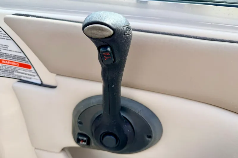 Slide: The Image of Throttle control lever on a 2003 Sea Ray 200 Sundeck boat. - 33
