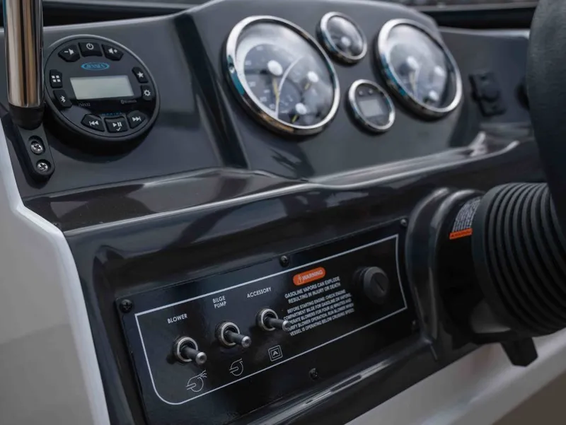 Slide: The Image of Bayliner VR4 Bowrider I/O 2022 - 8