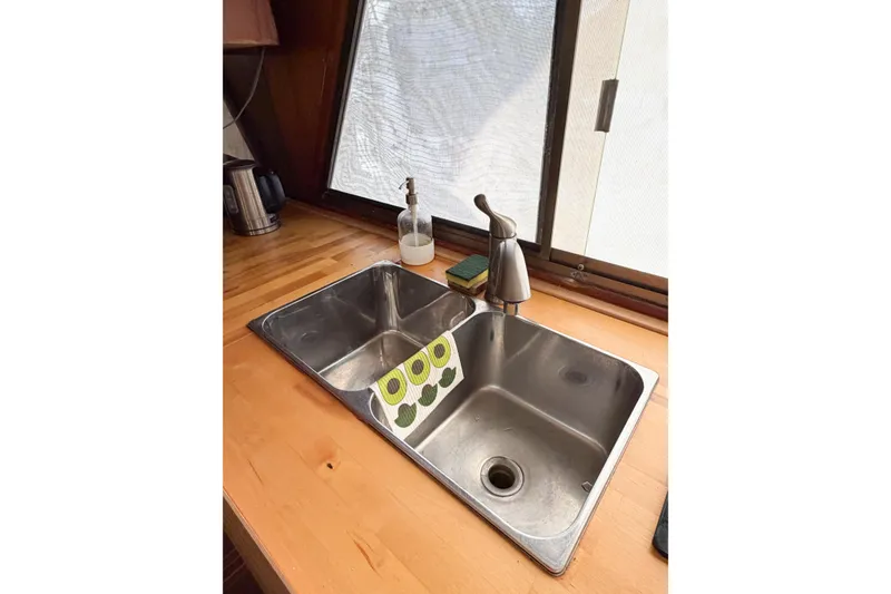 Slide: The Image of Stainless steel kitchen sink on Jefferson Marquessa 52 Extended Deckhouse, 1989 model. - 69