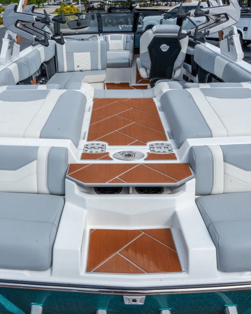 Slide: The Image of Malibu Wakesetter 23 LSV 2025 - 11