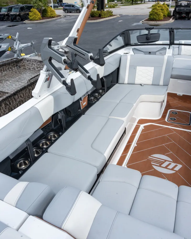 Slide: The Image of Malibu Wakesetter 23 LSV 2025 - 15