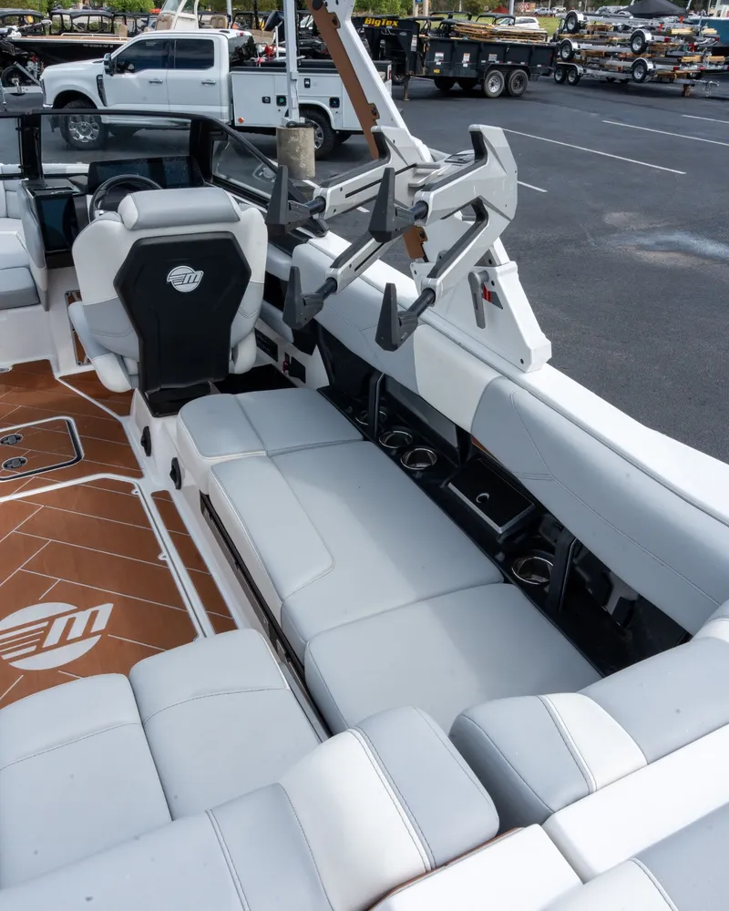 Slide: The Image of Malibu Wakesetter 23 LSV 2025 - 16