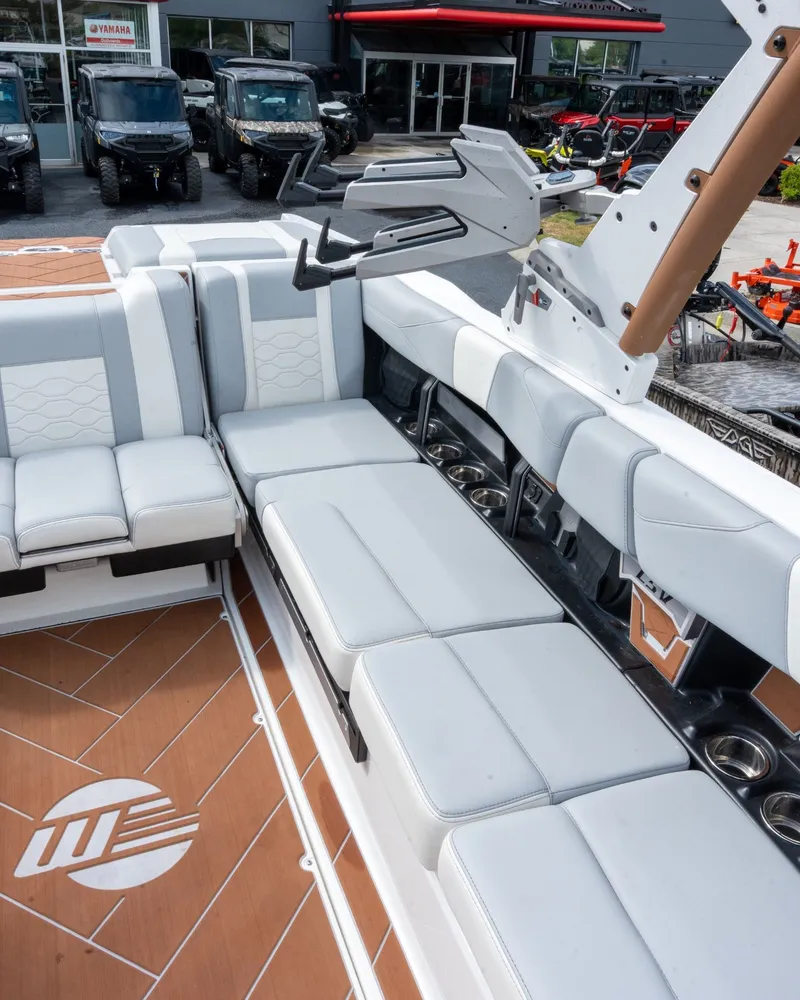 Slide: The Image of Malibu Wakesetter 23 LSV 2025 - 25