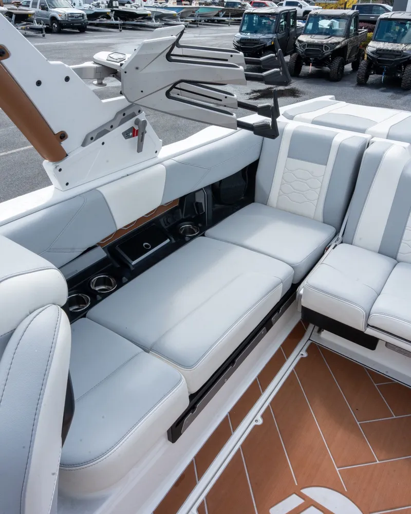 Slide: The Image of Malibu Wakesetter 23 LSV 2025 - 26