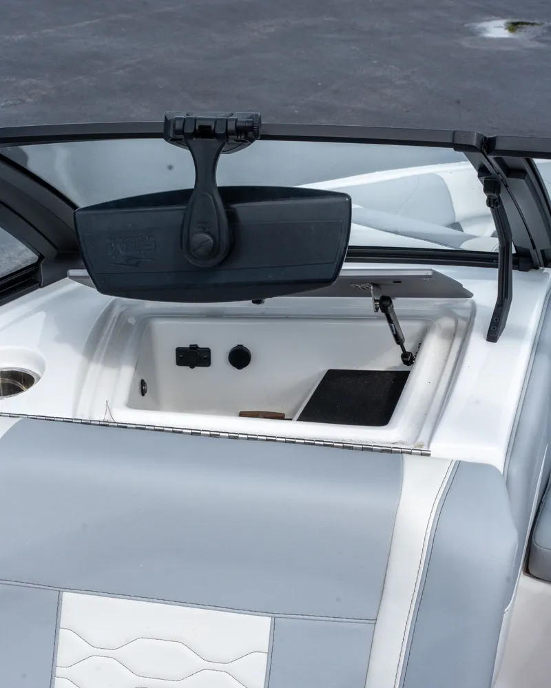 Slide: The Image of Malibu Wakesetter 23 LSV 2025 - 32