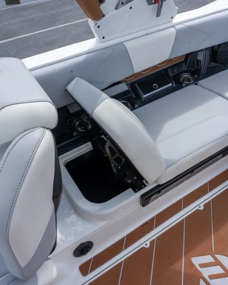 Slide: The Image of Malibu Wakesetter 23 LSV 2025 - 34