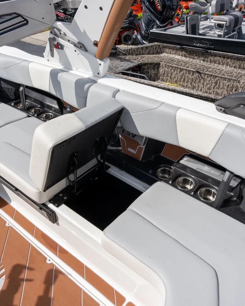 Slide: The Image of Malibu Wakesetter 23 LSV 2025 - 35